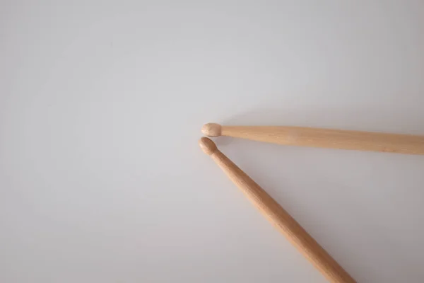 Beyaz arkaplanda davul sopaları