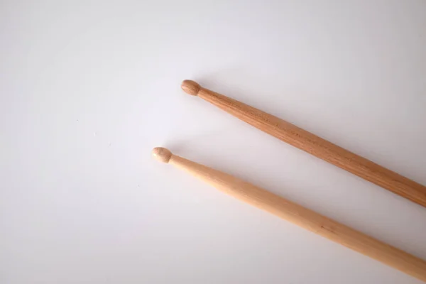 Beyaz arkaplanda davul sopaları
