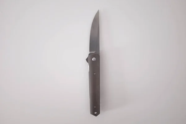 Beyaz arka planda metal katlanır bıçak.