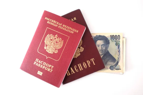 İki Rus pasaportu ve parası.