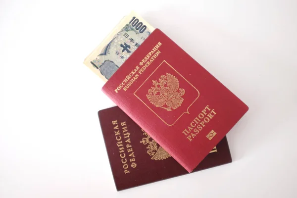 İki Rus pasaportu ve parası.
