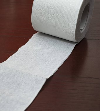 Beyaz tuvalet kağıdı sarılmış.