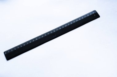 Gri hacimli siyah cetvel