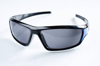 Beyaz arkaplanda siyah gözlük