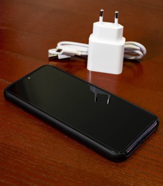 Cep telefonu masanın üstünde.