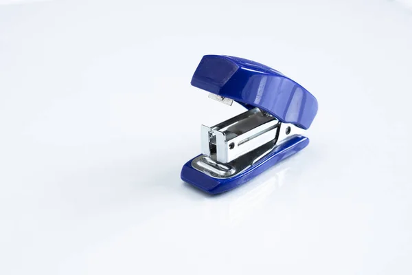 Stapler Sfondo Bianco Con Una Bella Ombra — Foto Stock