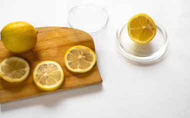 Limon, vitamin ve elma dilimleme tahtası.