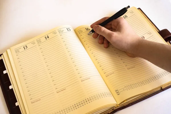 Notizbuch Auf Dem Tisch Mit Der Hand — Stockfoto