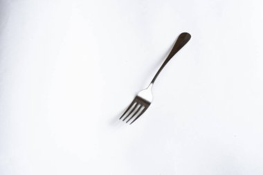 Beyaz arka planda yemek çatalı