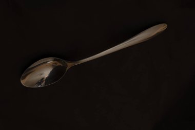 Masadaki siyah anahtar.