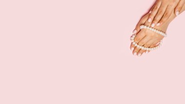 Manikürlü, incili, tanınmayan bir kadın elleri. 