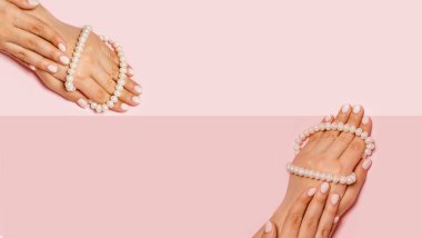 Manikürlü, incili, tanınmayan bir kadın elleri. 