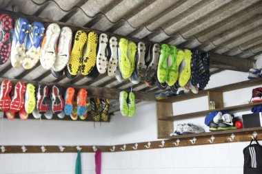 Botas de futbol colgadas en vestuario