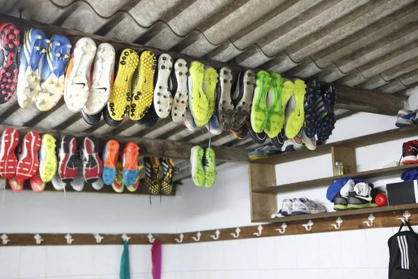 Botas de futbol colgadas en vestuario
