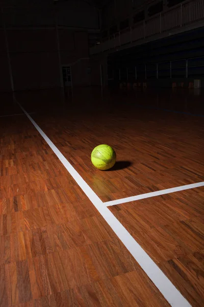 Baln de Futbol en cancha kapalı alanda. Dikey