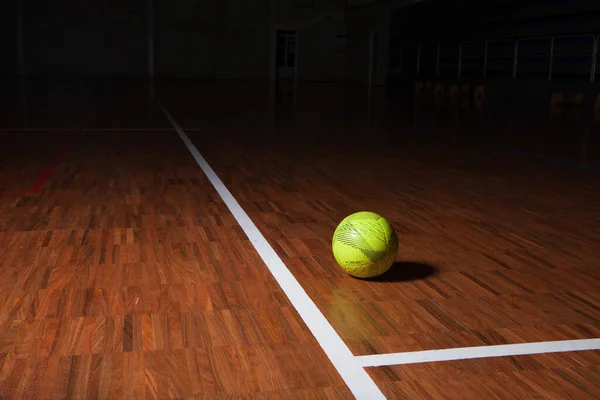 Baln de Futbol en cancha kapalı alanda. Yatay