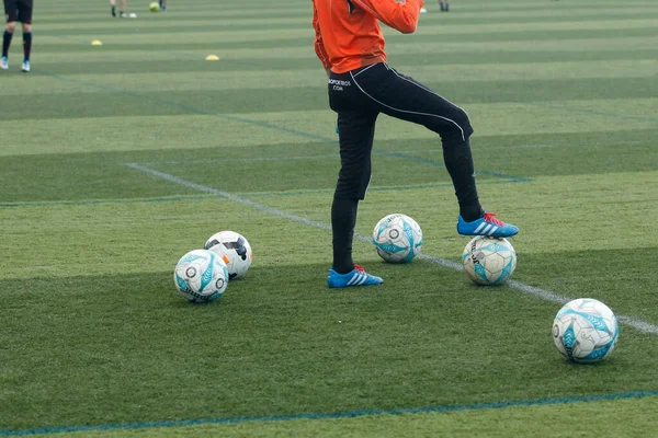 Jugador Futbol Con Balones Campo Entrenamiento — Zdjęcie stockowe