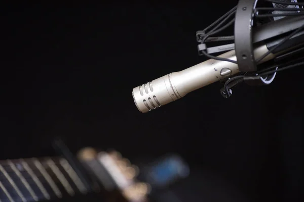 Microfono y guitarra en estudio de grabacion müzikali