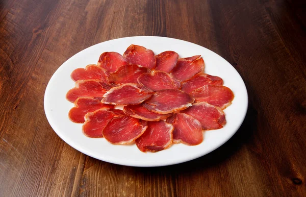 Racin de lomo iberico en mesa de madera