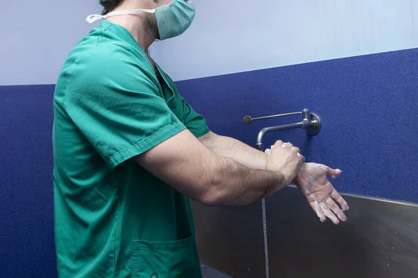 Medio se lava las manos con jabon para protegerse de virus