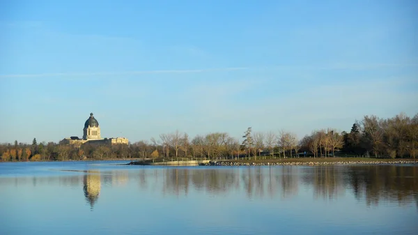 Big Domed Building Lake Shore Water Reflection Blue Summer Sky — Stock Photo, Image