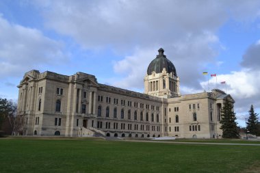 Büyük kubbeli bir bina. Bakış açısı. Yasama binası, Wascana, Regina, Sakatchewan, Kanada