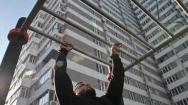 Adam şantiyede antrenman yapıyor. Boks yapıyorum. Egzersiz yapıyor. Yeni veya daha fazla video istiyorsanız, kass.kass @ ukr.net adresine yazın