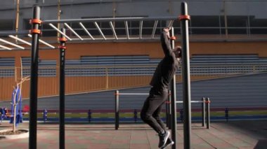 Adam şantiyede antrenman yapıyor. Boks yapıyorum. Egzersiz yapıyor. Yeni veya daha fazla video istiyorsanız, kass.kass @ ukr.net adresine yazın