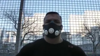 Adam şantiyede antrenman yapıyor. Boks yapıyorum. Egzersiz yapıyor. Yeni veya daha fazla video istiyorsanız, kass.kass @ ukr.net adresine yazın