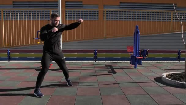 Der Mann Trainiert Auf Dem Gelände Boxen Macht Übungen Wenn — Stockvideo