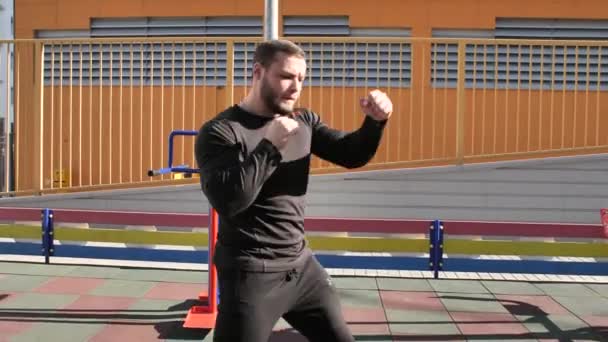 Der Mann Trainiert Auf Dem Gelände Boxen Macht Übungen Wenn — Stockvideo