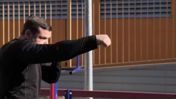 Der Mann Trainiert Auf Dem Gelände Boxen Macht Übungen Wenn — Stockvideo
