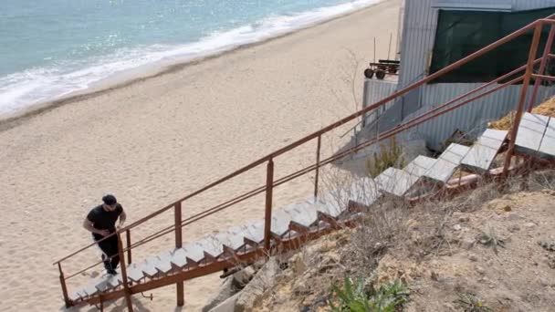 Tipo Está Entrenando Cerca Del Mar Playa Con Vistas Mar — Vídeos de Stock