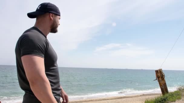 Tipo Está Entrenando Cerca Del Mar Playa Con Vistas Mar — Vídeos de Stock