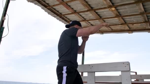 Man Traint Bij Zee Het Strand Met Uitzicht Zee Het — Stockvideo