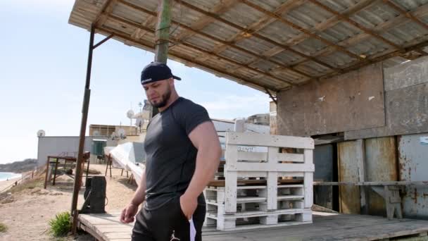 Tipo Está Entrenando Cerca Del Mar Playa Con Vistas Mar — Vídeos de Stock