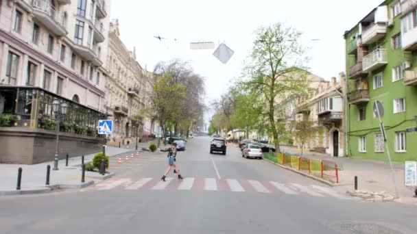 Fransvrouw Een Meisje Franse Stijl Loopt Rond Het Centrum Van — Stockvideo