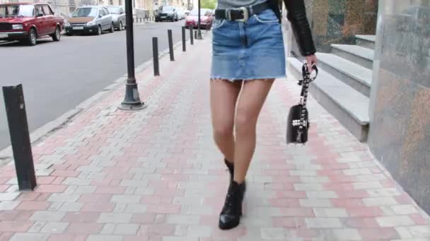 法国女人 一个法国风格的姑娘 穿着短短的迷你裙 提着手提包在市中心走来走去 弯下腰来整理鞋子 绕着灯柱打转 — 图库视频影像