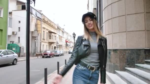 Francesa Una Chica Estilo Francés Camina Por Centro Ciudad Una — Vídeo de stock