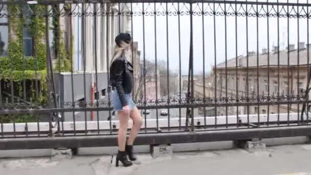 法国女人 一个法国风格的姑娘 穿着短短的迷你裙 提着手提包在市中心走来走去 弯下腰来整理鞋子 绕着灯柱打转 — 图库视频影像