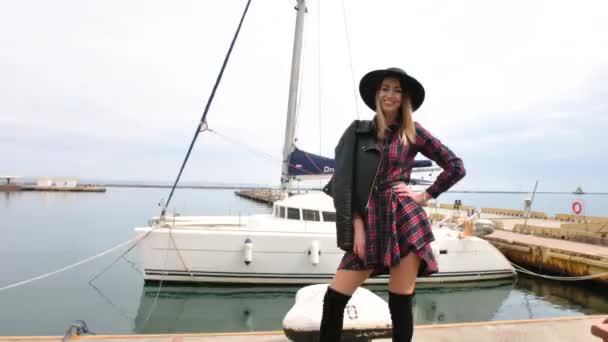 Mädchen Posiert Der Hafenstadt Der Nähe Der Yachten Geht Einem — Stockvideo