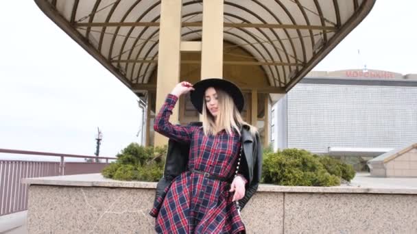 Menina Posando Porto Perto Dos Iates Caminha Vestido Curto Chapéu — Vídeo de Stock