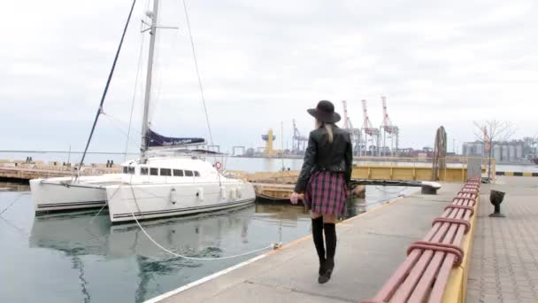 Chica Posando Puerto Cerca Los Yates Camina Vestido Corto Sombrero — Vídeo de stock