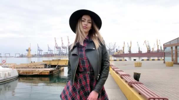 Menina Posando Porto Perto Dos Iates Caminha Vestido Curto Chapéu — Vídeo de Stock