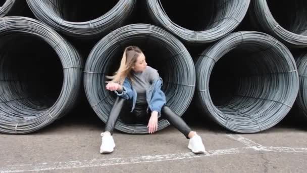 Girl Posing Seaport Metal Cable Dressed Legends White Sneakers Denim — Stock Video