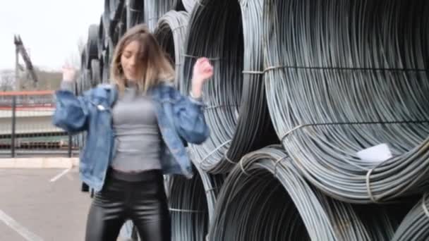 Meisje Poserend Zeehaven Bij Een Metalen Kabel Gekleed Legendes Witte — Stockvideo