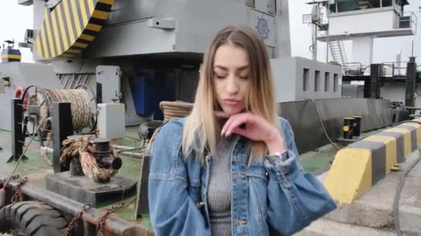 Дівчина Позує Морському Порту Біля Металевого Кабелю Одягнена Легенди Білі — стокове відео