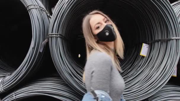 Mädchen Posiert Seehafen Der Nähe Eines Metallkabels Bekleidet Mit Legenden — Stockvideo