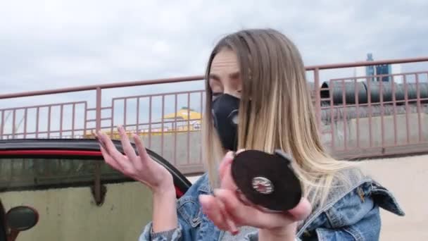 Meisje Poserend Zeehaven Bij Een Metalen Kabel Gekleed Legendes Witte — Stockvideo