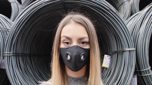 Meisje Poserend Zeehaven Bij Een Metalen Kabel Gekleed Legendes Witte — Stockvideo